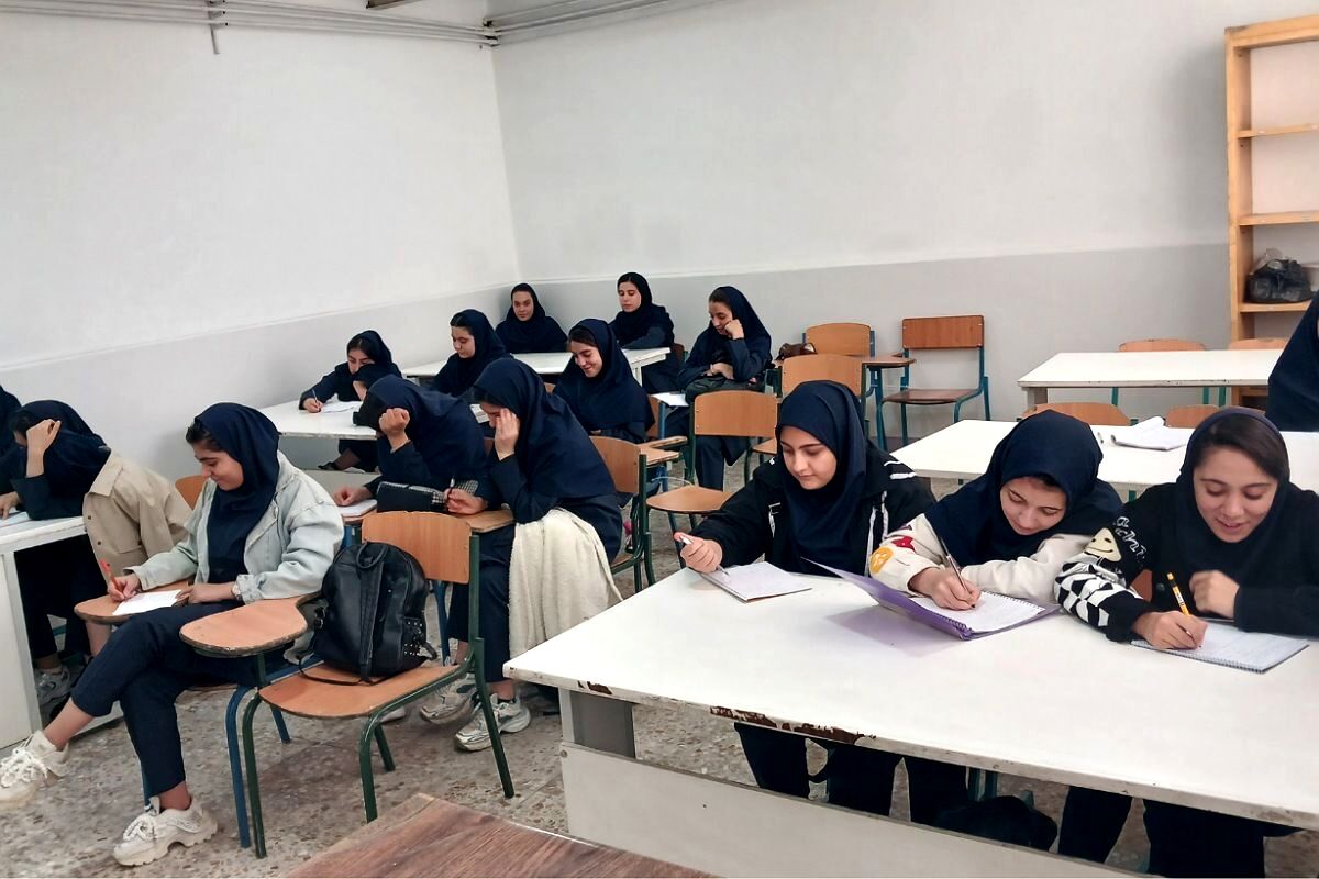 عکس یادگاری کلاس یازدهم تصویرسازی مدرسه کارآفرینان بهارستان دو 