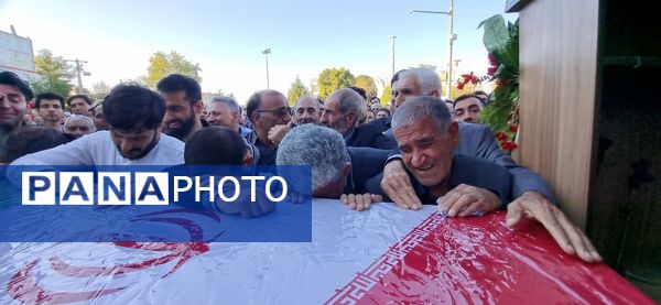 وداع باشکوه مردم قروه با پیکر مطهر شهید ایوب شیری