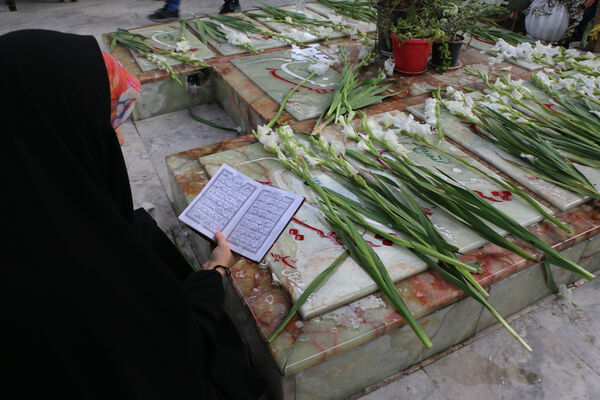 گلباران مزار شهدای گمنام قم در ایام الله دهه فجر