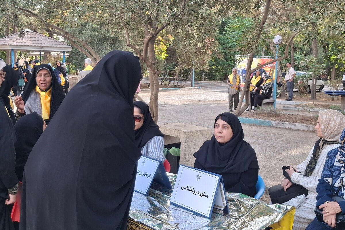 میزبانی کانون فرهنگی تربیتی امام خمینی (ره) از سالمندان در هفته سالمند
