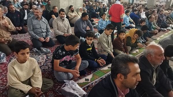 برگزاری نماز جمعه در آغاز هفته بسیج دانش آموزی با حضور دانش آموزان بسیجی نیشابور