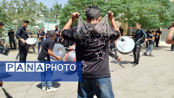 عزاداری ظهر  عاشورا در خیابان‌های شهر نیشابور 