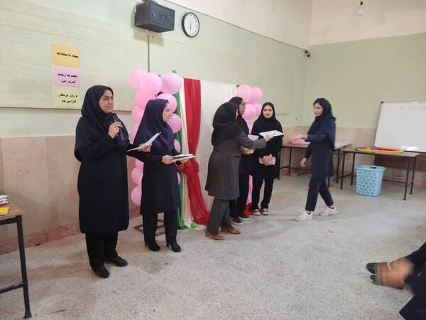 جشن میلاد حضرت زینب(س) و بزرگداشت روز پرستار در هنرستان زهرای مرضیه بندرعباس
