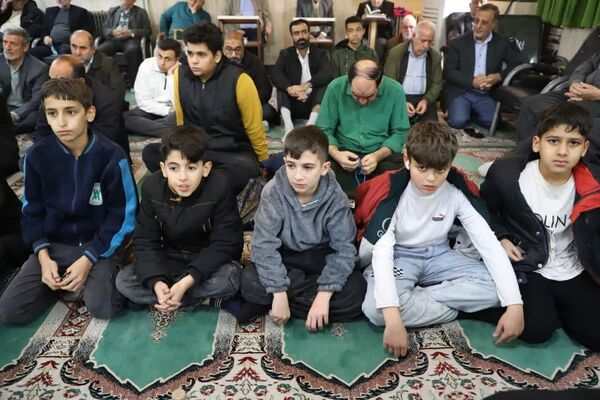 نهج‌البلاغه‌خوانی نماز‌گزاران کمالشهر پیش از خطبه‌های نماز 