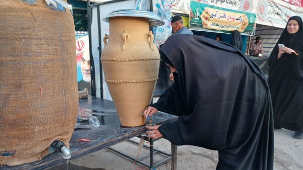 دانش‌آموزان با عشق در موکب امام حسین (ع) پذیرای زائران شدند