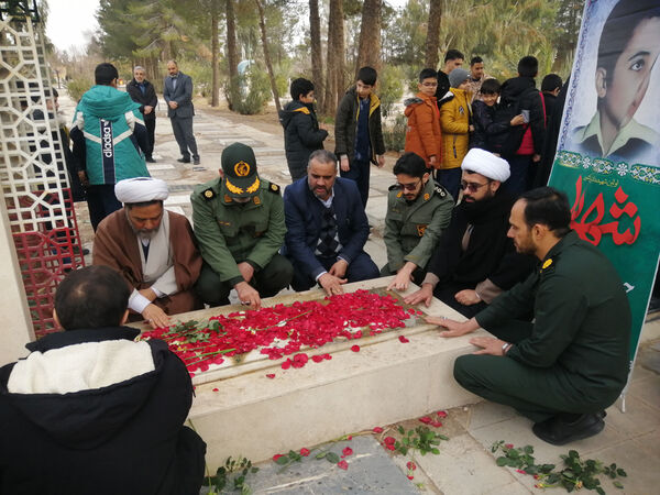 غبارروبی مزار دانش‌آموز شهید «حیدر رضایی» در قم