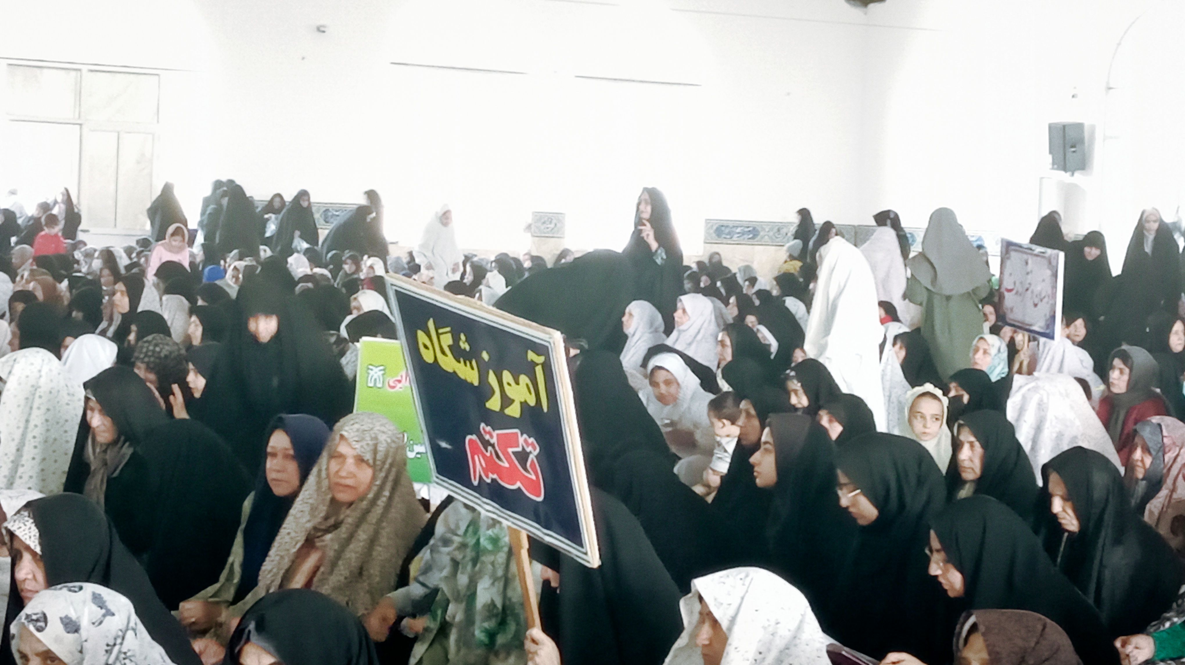 حضور دانش آموزان در نماز جمعه کاشمر