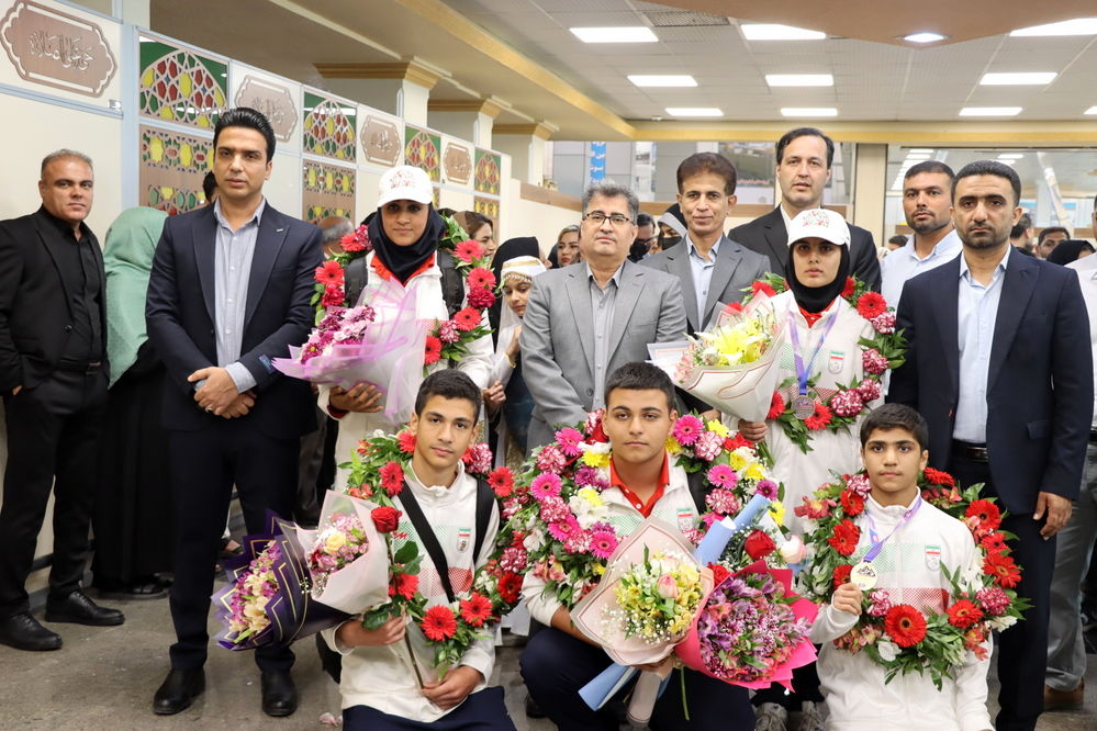مراسم استقبال از دانش‌آموزان مدال‌آور و افتخارآفرینان المپیک دانش‌آموزی صربستان در فرودگاه بین المللی بوشهر 