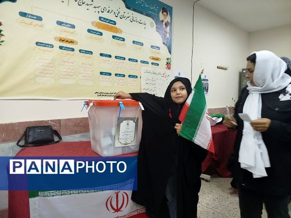 مردم شهرستان فاروج همدل و یکصدا پای صندوق‌های رأی 