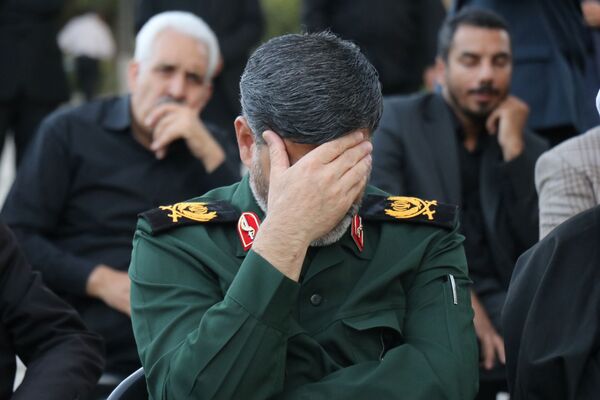 ادای احترام وزیر آموزش و پرورش و فرماندهان سپاه بر مزار سردار شهید کاظمی در بهشت رضا(ع)