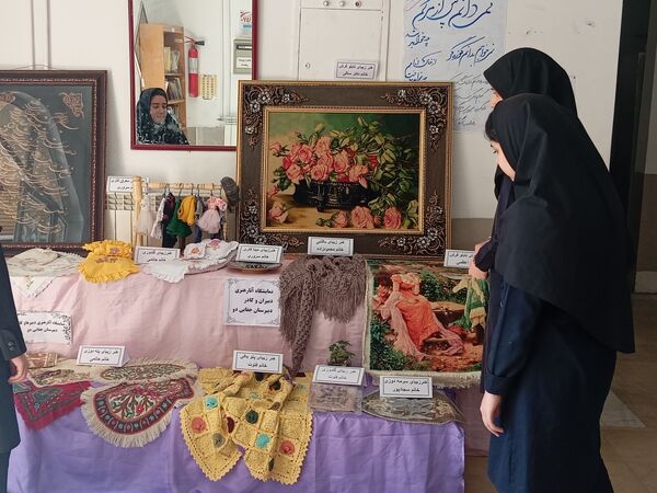 نمایشگاه آثار هنری معلمان دبیرستان جفایی در هفته معلم