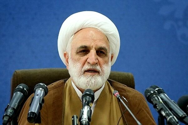 فردی که به هر نحوی با دشمن همراهی کرده، ایران‌ستیز و خائن به وطن است