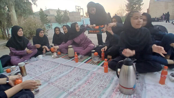 دورهمی دانش‌آموزان مدرسه حضرت رقیه(س) روستای صرم در ضیافت افطاری