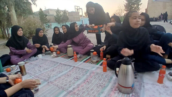 دورهمی دانش‌آموزان مدرسه حضرت رقیه(س) روستای صرم در ضیافت افطاری