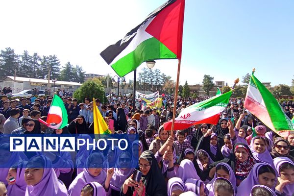 پیش دبستانی‌ها در زرقان تمرین استکبار ستیزی کردند 