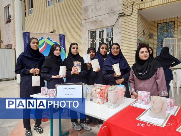 تجلیل از برگزیدگان دبیرستان ۱۵ خرداد 