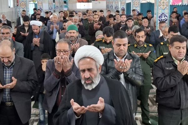 حضور پرشور دانش‌آموزان در مراسم عبادی - سیاسی نماز جمعه شهرستان مروست