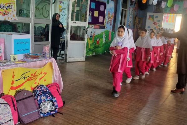 جشن عاطفه‌ها در دبستان دخترانه راهیان نور ناحیه دو شهرری 