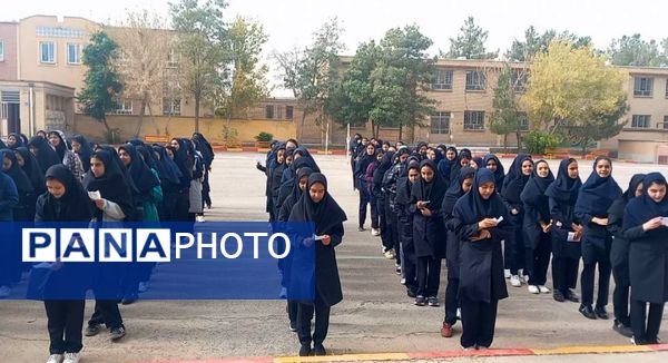 گرامیداشت هفته دفاع مقدس همزمان با آغاز سال تحصیلی در دبیرستان کوثر جلگه رخ