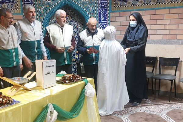 استقبال پرشور دانش‌آموزان دبستان صدیقه کبری(س)از خادمان رضوی در "چهارشنبه‌های امام رضایی"