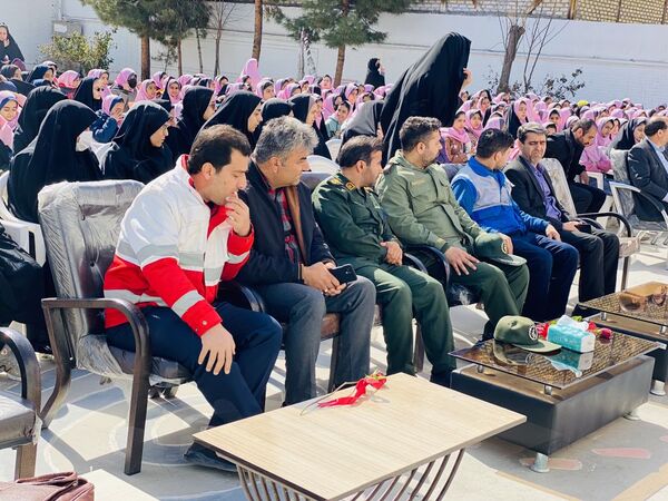 نواختن زنگ جشن نیکوکاری در دبستان زینب قهرمانی مه ولات