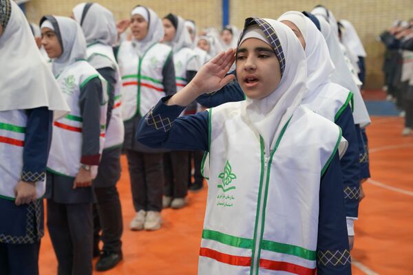 مانور یاوران انقلاب در دبستان دخترانه حاج حسن اصلانی ۲
