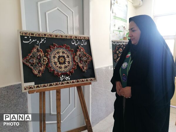 افتتاح نمایشگاه دست سازه‌های هنری در هفته مشاغل