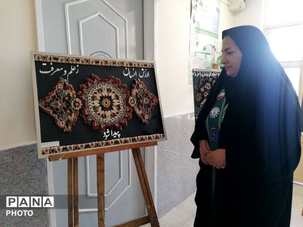 افتتاح نمایشگاه دست سازه‌های هنری در هفته مشاغل
