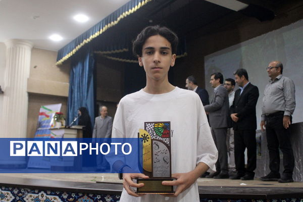 تجلیل از برگزیدگان دبیرستان شهید بهشتی شهرستان بوشهر (2)