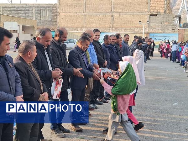بوسه دختران روستای لالب بر دستان زحمت‌کشیده پدران