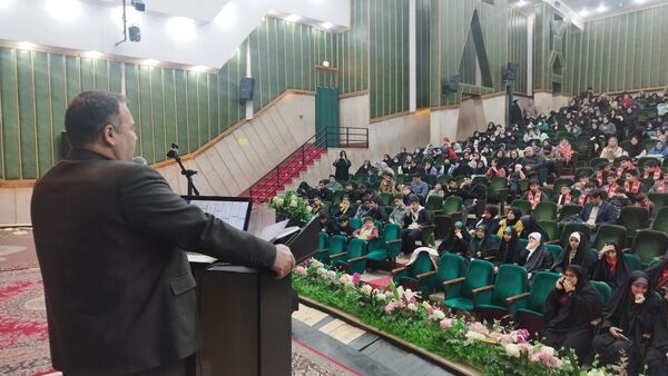 آیین تجلیل از دانش‌آموزان منتخب مسابقات قرآنی و فرهنگی 