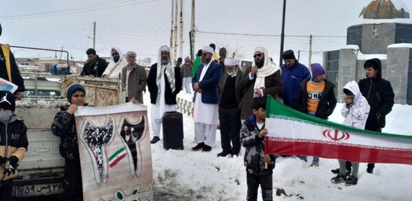 حضور پر شور فرهنگیان و دانش آموزان در کنار مردم ولایتمدار شهرستان صالح آباد در یوم الله ۲۲بهمن