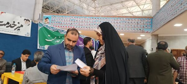برپایی میز خدمت ادارات در مصلای نماز جمعه شهرستان محمودآباد