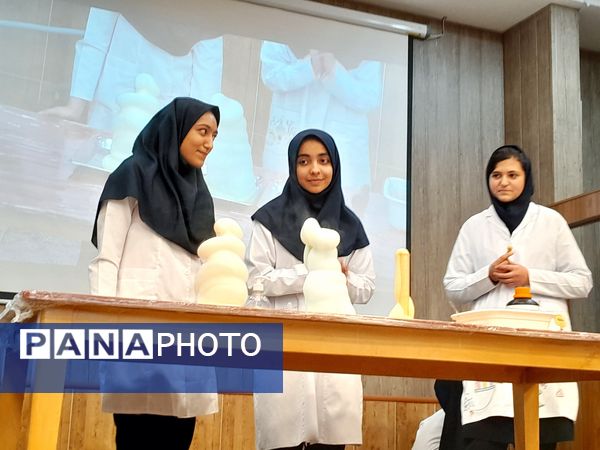 نمایشگاه دست‌سازه در دبیرستان مصلی نزاد حضرت زهرا(س) ناحیه سه