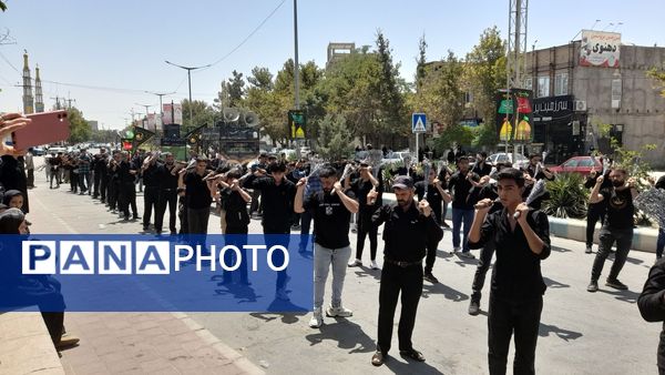 عزاداری ظهر  عاشورا در خیابان‌های شهر نیشابور 