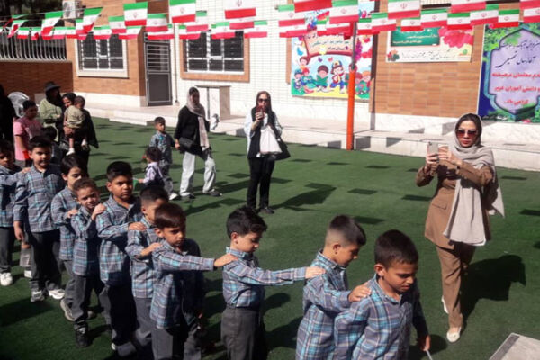 جشن شکوفه‌ها در دبستان آذر صابر ناحیه ۴ شیراز 