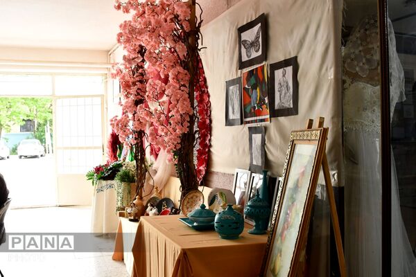نمایشگاه آثار هنری در هنرستان کاردانش حافظ