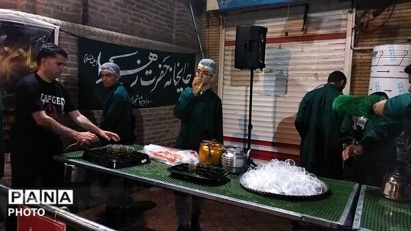 فعالیت چایخانه حضرت فاطمه  زهرا (س) در نود و ششمین شب از اجتماعات مردمی 