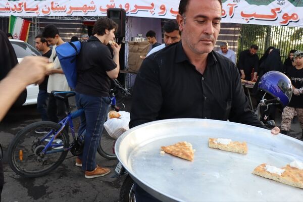 خدمت به زائران آقای شهید ایران 