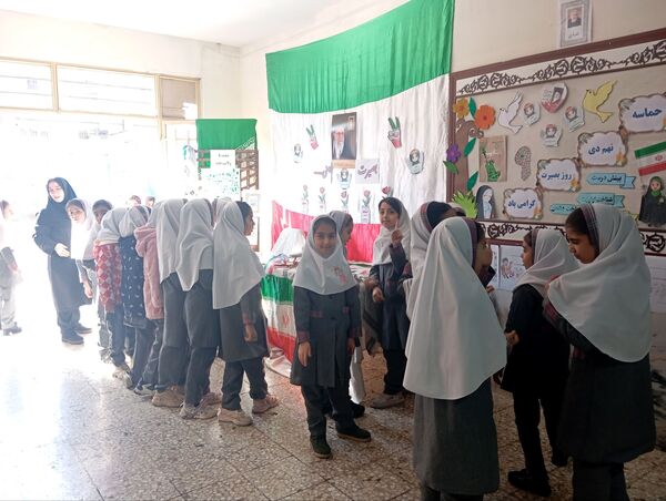 گرامیداشت حماسه ۹ دی ماه در دبستان دخترانه نرجس یک 