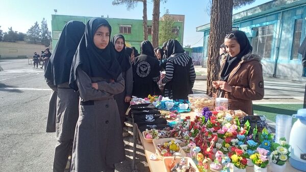 بازارچه‌‌ دانش‌آموزی در‌ دبیرستان‌ نمونه‌ اندیشه‌ کاشمر