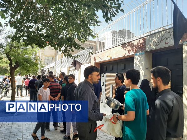 توزیع ۲۰ دیگ شله به عنوان نذر توسط خادم حرم مطهر رضوی و خیر بزرگ شهر مشهد مقدس