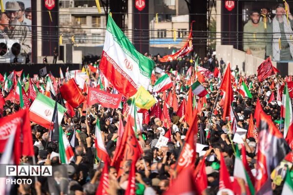  حضور حماسی فرهنگیان منطقه ۳ در مراسم وداع با رهبر شهید