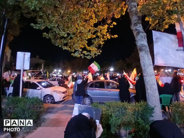 خروش مردم در میادین و تجمعات شبانه همراه با طنین شعار های مهدوی و انقلابی