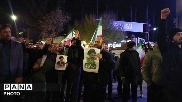 اجتماع خانوادگی فرهنگیان نیشابور در خیابان امام خمینی 