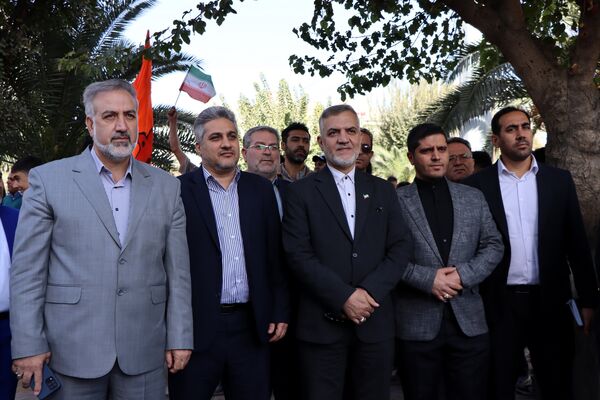 حضور پرشور دانش‌آموزان و مسئولین در راهپیمایی ۱۳ آبان در ناحیه یک بهارستان