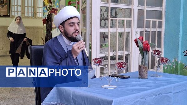 مراسم افطاری در دبستان دخترانه شهید باهنر با حضور دانش‌آموزان و اولیاء