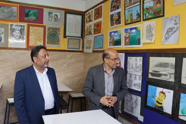 زنگ سپاس معلم در هنرستان احمدی روشن منطقه ۱۴ تهران با حضور وزیر نیرو نواخته شد