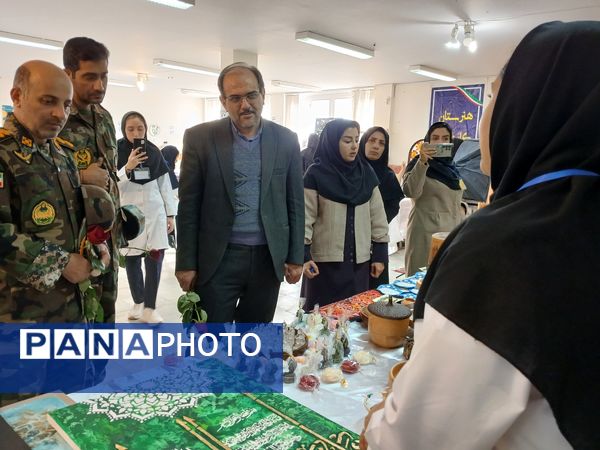 برگزاری نمایشگاه ایده‌های تحول آفرین در دبیرستان الگونه ناحیه ۳ شیراز