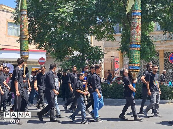 ورود هیئت‌های عزاداری به مهدیه کاشمر در هشتمین روز محرم